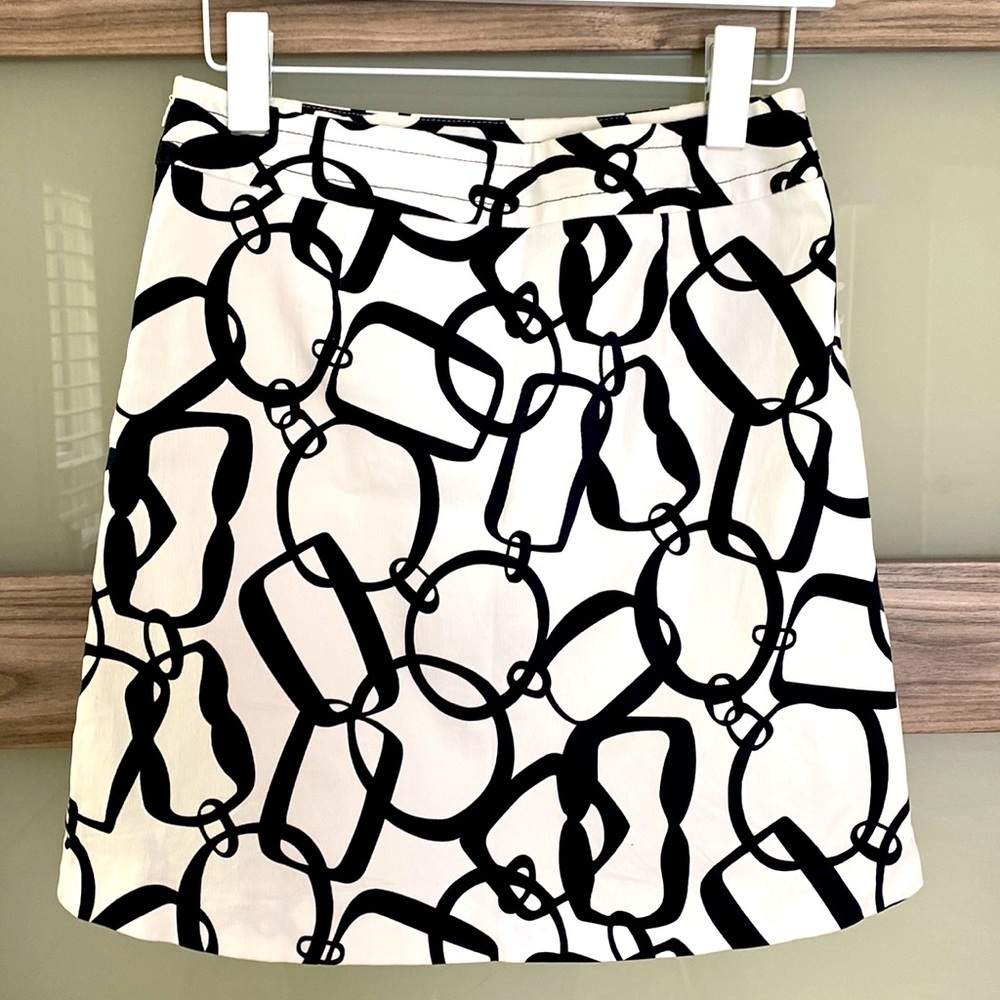 Trina Turk mini pleat skirt with faux pockets ,side zip. Chain print - Picture 3 of 11